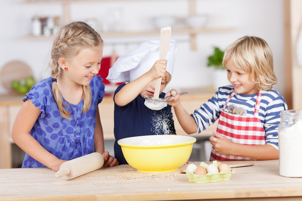 Kids making dough in bowl - Фото, зображення