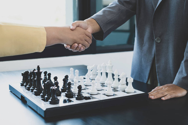 Uściśnij dłoń, bizneswoman dwie osoby poruszające szachy w konkursach szachowych demonstrują przywództwo, zwolenników i plany strategiczne, procesy budowania sukcesu biznesowego i pracę zespołową. - Zdjęcie, obraz