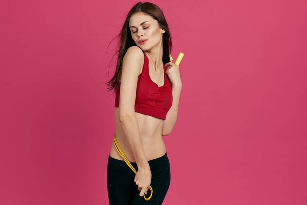 atlétikai nő edzés egészség vékony figura rózsaszín háttér - Fotó, kép