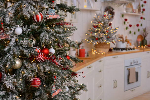 Intérieur d'une cuisine hristmas blanc clair avec des éléments de décoration rouge dans le style scandinave. Décorations de Noël. Petit déjeuner - Photo, image