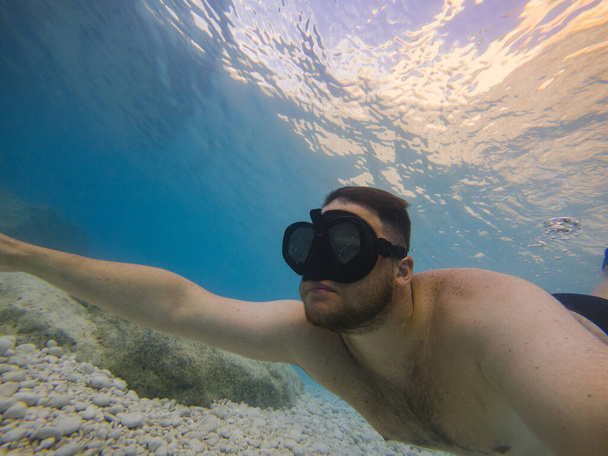 мужчина в маске для подводного плавания - Фото, изображение