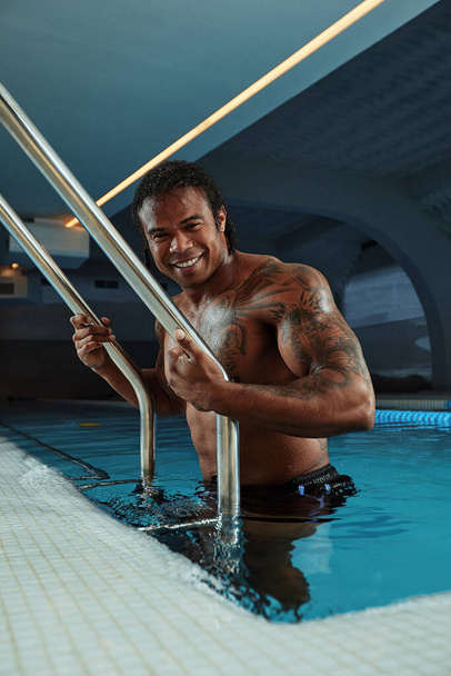 Retrato de moda de um homem sexy muito muscular em roupa interior na piscina - Foto, Imagem