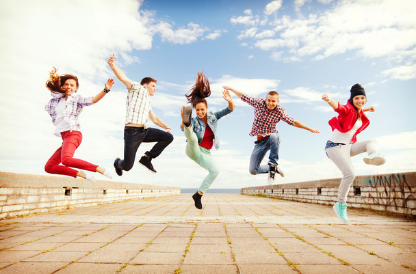 Ryhmä teini hyppääminen
 - Valokuva, kuva