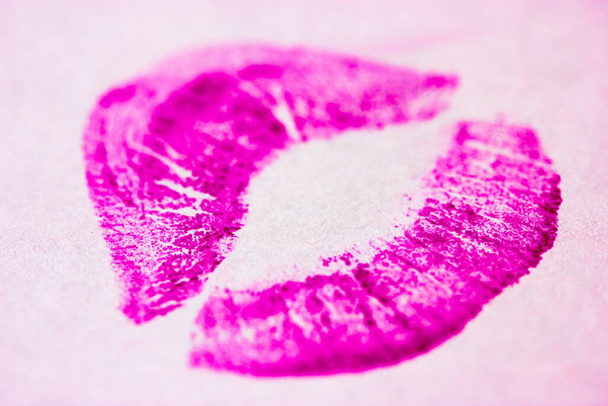 白い背景に明るいピンクの女性のリッププリント。キス、スマック、口紅のプリント、マーク。女性らしさ、浮気、愛の概念。世界キスの日。バレンタインデー。素敵な背景だ。紙本水性印刷. - 写真・画像