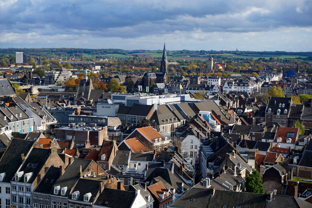 オランダのマーストリヒト市内中心部を見渡す - 写真・画像