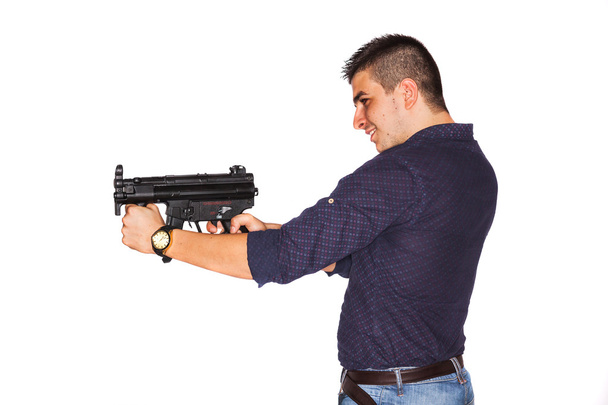 Young man with gun - Foto, afbeelding