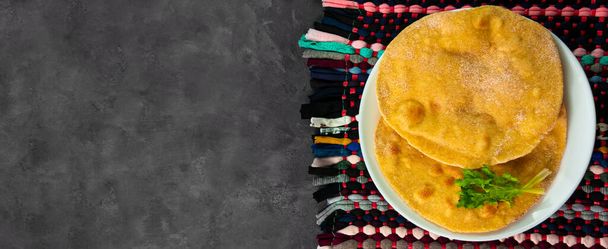 Σπιτικό κορν φλάουτο κόλιανδρο πράσινη ντομάτα salsa αυθεντικό ύφασμα. Χειροποίητη μεξικανική τορτίγια λαχανικών σαλάτα.Παραδοσιακή ινδική Punjabi Makki ki roti ψωμί top view Ζύμη αλεύρι σίτου κουζίνα - Φωτογραφία, εικόνα
