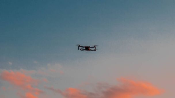 безпілотник летить на небі заходу сонця
 - Фото, зображення