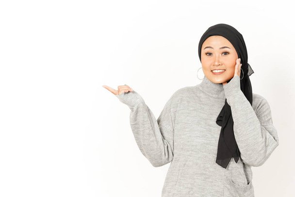 Félretéve a gyönyörű ázsiai nő viselése Hidzsáb izolált fehér háttér - Fotó, kép