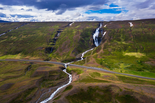 Vista aérea de la cascada de Rjukandafoss en Islandia Oriental - Foto, Imagen
