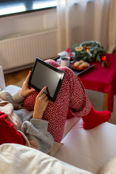 Frau an Weihnachten mit Tablet-Computer zu Hause - Foto, Bild