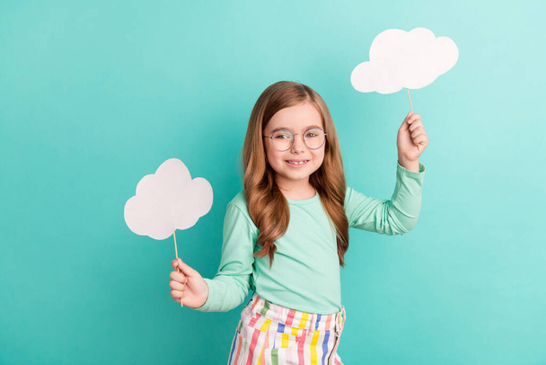 Foto de niña feliz sonrisa positiva pronóstico del tiempo nube palo aislado sobre fondo de color verde azulado. - Foto, imagen