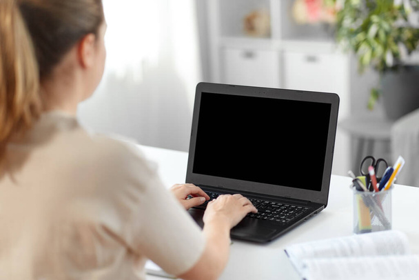 mulher estudante com laptop e livro em casa - Foto, Imagem