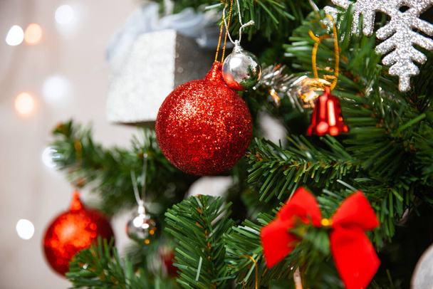 Karácsonyfa piros és ezüst dekoráció elmosódott fény háttér, Ünnepek fogalmak - Fotó, kép