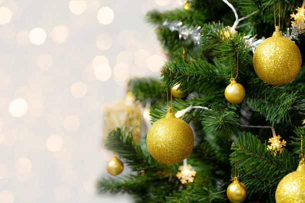Albero di Natale con sfondo chiaro sfocato, Concetti vacanza - Foto, immagini