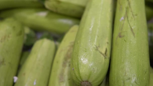 frische Zucchini auf der Theke im Supermarkt - Filmmaterial, Video