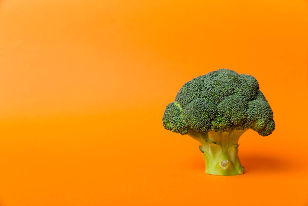 Broccoli scattered on white wooden table.copy space.Top view - Fotoğraf, Görsel