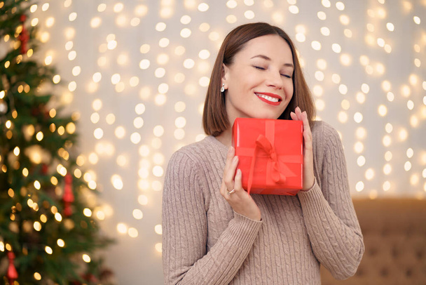 Portrait young beautiful woman hold a gift box - Foto, Imagem