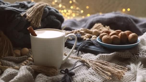 skandinávský styl útulné ráno s pletenými přikrývkami, hrnečkem na kakao, dárkovou krabicí, zimní a sváteční náladou, křišťálové vibrace - Záběry, video