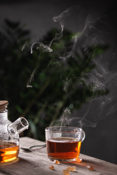 Tasse de thé chaud avec sucettes à sucre - Photo, image