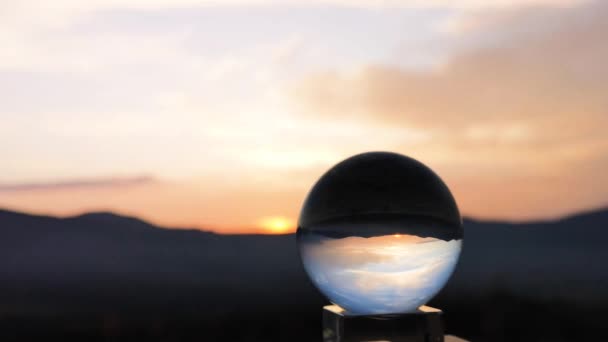 クリスタルボールを通して山の中で日没の秋の風景のタイムラプス - 映像、動画
