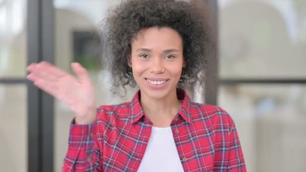 Retrato de una mujer africana saludando, dando la bienvenida - Metraje, vídeo