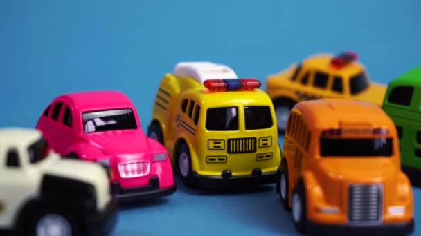 de nombreuses voitures jouets sont collectées en un seul endroit - Séquence, vidéo