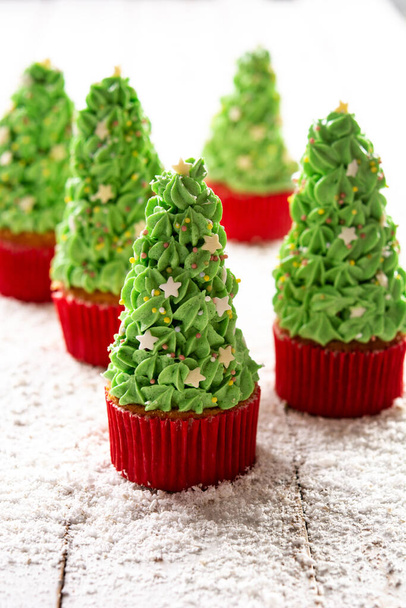 Christmas tree cupcakes on wooden table - Foto, Imagem