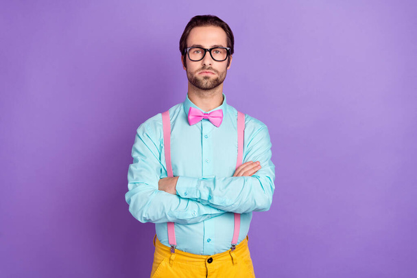 Photo of strict millennial brunet man crossed arms wear tie suspenders shirt eyewear isolated on violet color background. - Fotoğraf, Görsel