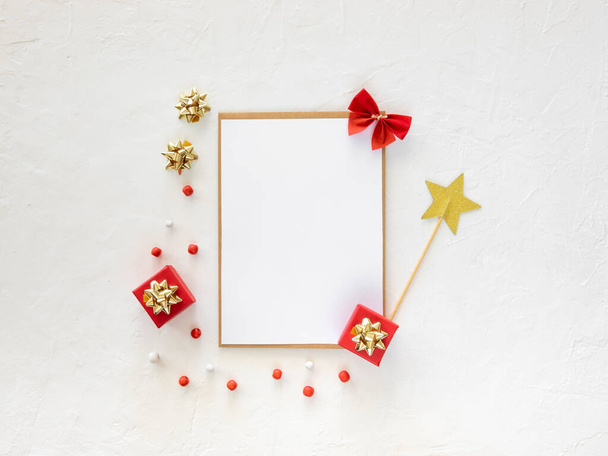 2022 lista de tarefas mockup um cartão de Natal vazio com decorações de inverno xmas vermelho. Férias aconchegantes layout leigo plano com espaço de cópia, vista superior - Foto, Imagem