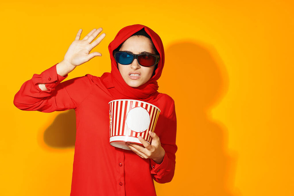 arab woman 3d glasses technology watching movie popcorn yellow background - Foto, afbeelding