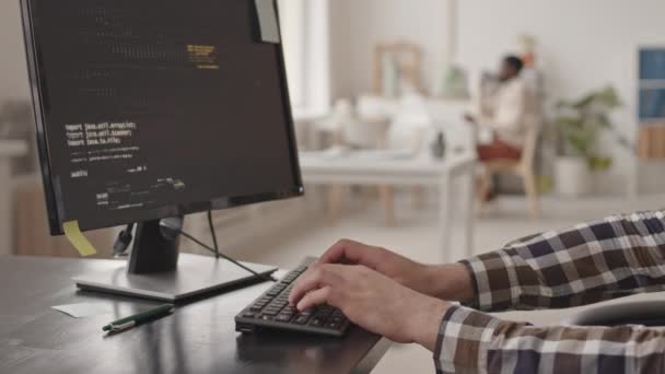 Bodný záběr nerozpoznatelných mužských rukou IT specialisty na psaní programového kódu na PC počítači v kanceláři - Záběry, video
