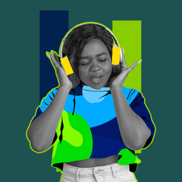 Colagem de arte contemporânea de bela mulher africana ouvindo música em fones de ouvido isolados sobre fundo verde com design de figuras geométricas - Foto, Imagem
