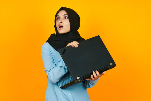 Muslim laptop posing technology internet ethnicity model - Zdjęcie, obraz