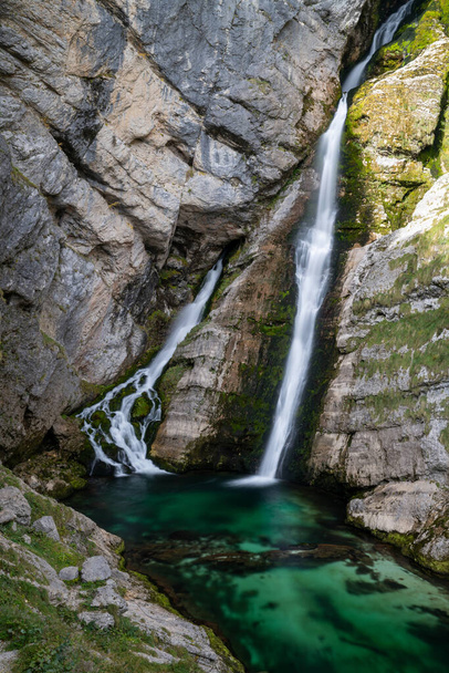 スロベニア北部のサヴィカ滝の垂直方向の景色 - 写真・画像