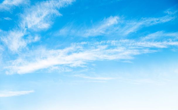 ışık beyaz bulutlar mavi gökyüzü karşı - Fotoğraf, Görsel
