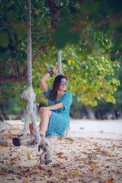 bela mulher relaxante na praia natural balançar com rosto sorridente  - Foto, Imagem