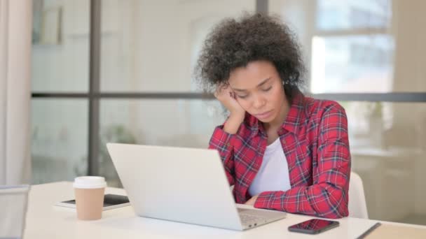 Moe Afrikaanse vrouw nemen van spijker tijdens het zitten met laptop - Video