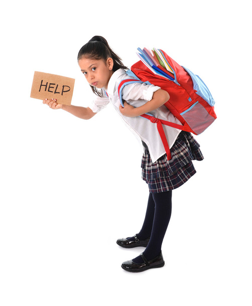 Çantanı okul malzeme dolu ya da çok ağır sırt çantası taşıyan küçük kız - Fotoğraf, Görsel