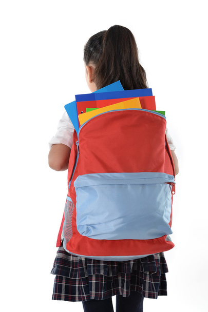 menina doce carregando mochila muito pesada ou mochila escolar cheia de material escolar
 - Foto, Imagem