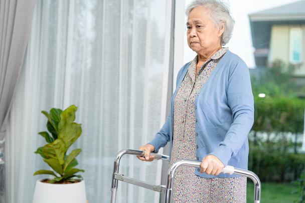 Azjatycka starsza lub starsza pani pacjentka chodzić z Walker na oddziale pielęgniarskim, zdrowa silna koncepcja medyczna - Zdjęcie, obraz