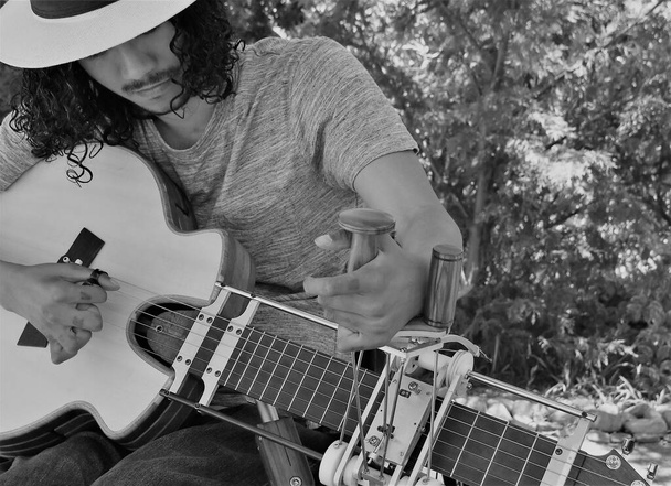 Egy tolószékes Quadriplegic gitáros közelsége - Fotó, kép