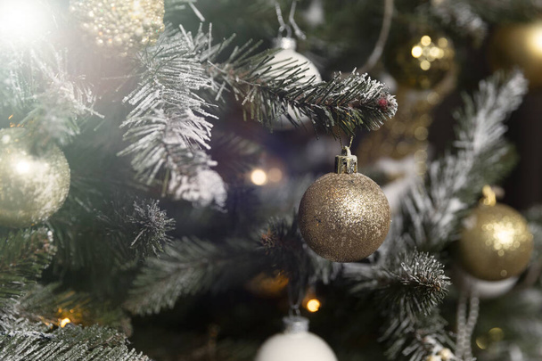 Gyönyörűen díszített karácsonyfa koszorúkkal és játékokkal az ünnep előtt - Fotó, kép