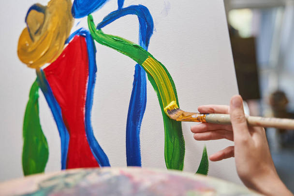 Fókuszált fotó női művész festés olajfestékkel - Fotó, kép