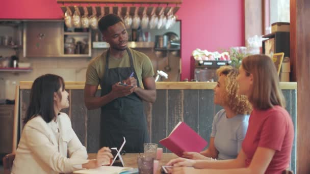 Kellner nimmt Bestellungen am Tisch entgegen - Lifestyle-Café multiethnische Menschen - Filmmaterial, Video