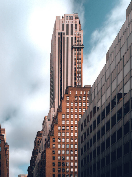 Looking up at buildings in NYC - Foto, immagini