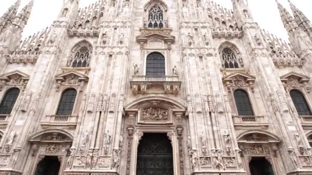 Duomo 'nun ana girişi ve cephesi. Milan, İtalya - Video, Çekim