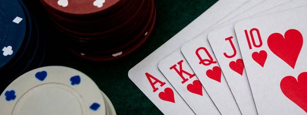 Web Banner Royal egyenes flush póker kártyák stack póker zseton - Fotó, kép