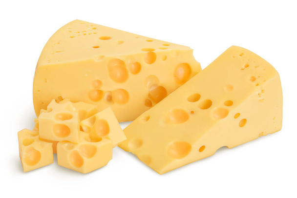 trozo de queso aislado sobre fondo blanco con camino de recorte y profundidad total de campo - Foto, imagen