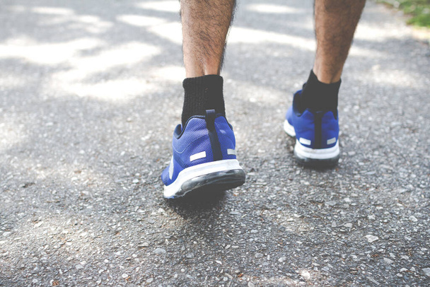 close-up van mannelijke hardloopschoenen. Uitwerken concept, stap lopen - Foto, afbeelding